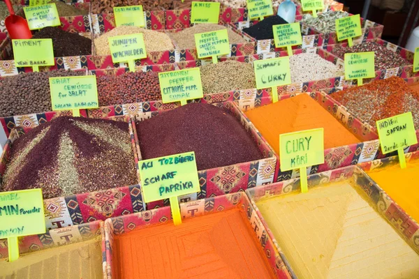 Comptoir avec une variété d'épices sur un marché — Photo