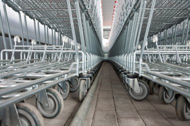 Süpermarkette boş alışveriş arabaları