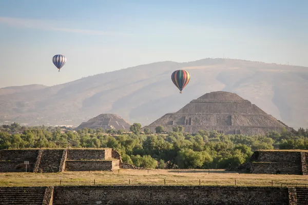 Μπαλόνια πάνω teotihuacan — Φωτογραφία Αρχείου