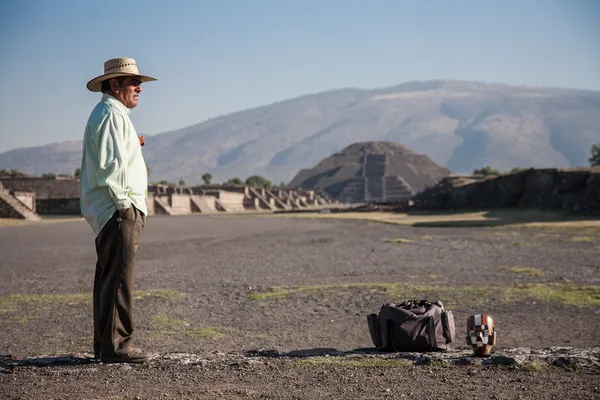 L'homme sur l'avenue des morts à Teotihuacan — Photo