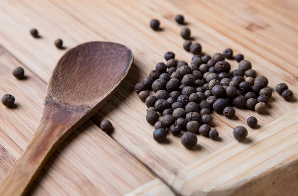 Una manciata di pimento su una tavola — Foto Stock