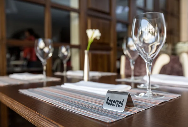 Mesa reservada em um restaurante — Fotografia de Stock