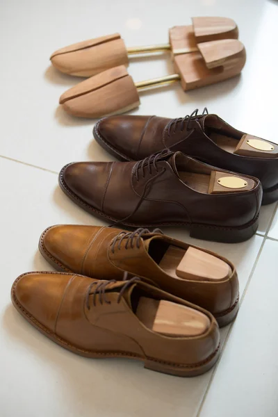 Brown men's shoes and shoe stratchers — Stock Photo, Image