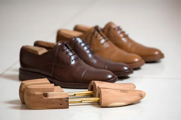 Bruin mannen schoenen en schoen stratchers — Stockfoto
