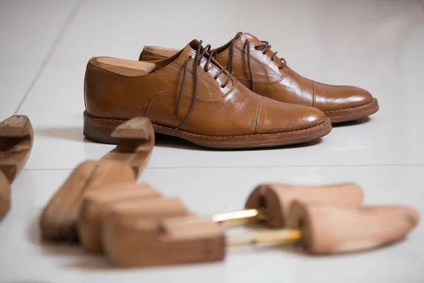 Mannen schoenen en schoen stratchers — Stockfoto