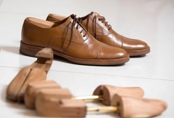 Handgemaakte schoenen en schoen stratchers — Stockfoto