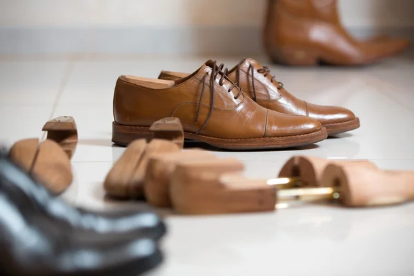 Bruin mannen schoenen en schoen stratchers — Stockfoto