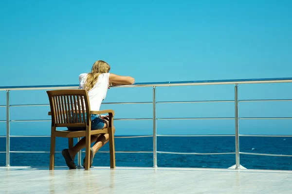 Kijkend naar de zee — Stockfoto