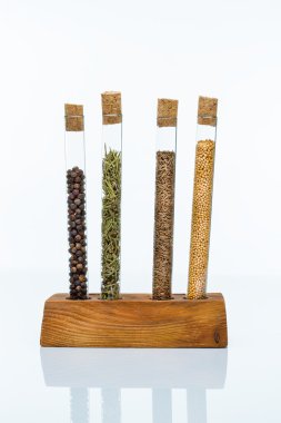 cam şişeler içinde baharat seti