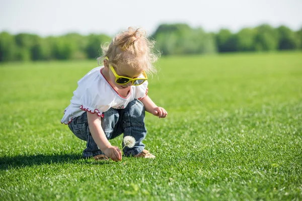 Meisje op een gras — Stockfoto