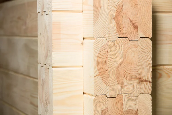 Construção de madeira de pinheiro colado — Fotografia de Stock