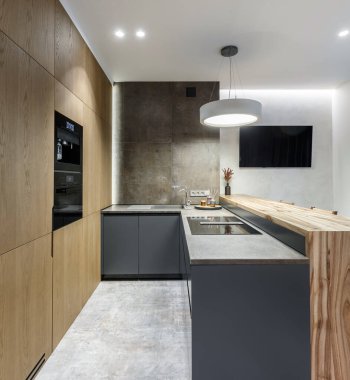 Modern minimalist kithen iç döşeme, doğal ahşap kaplama mobilyalar, stüdyo dairelerde dahili ekipmanlar. İç tasarım kavramı 