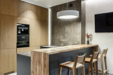 Modern minimalist kithen iç döşeme, doğal ahşap kaplama mobilyalar, stüdyo dairelerde dahili ekipmanlar. İç tasarım kavramı 