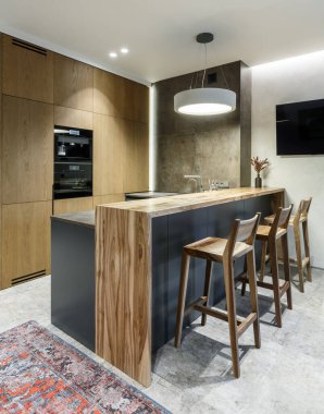 Modern minimalist kithen iç döşeme, doğal ahşap kaplama mobilyalar, stüdyo dairelerde dahili ekipmanlar. İç tasarım kavramı 