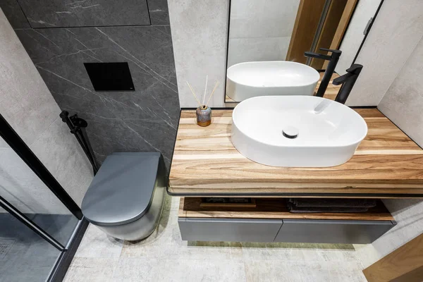 Beyaz Lavabosu Ahşap Mobilyası Olan Modern Minimalist Parlak Banyo Tasarım — Stok fotoğraf