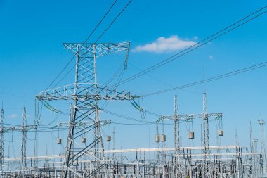 Yüksek voltajlı elektrik hatları. Modern elektrik endüstrisi