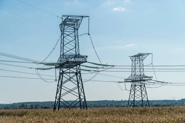 Yüksek voltajlı elektrik hatları. Modern elektrik endüstrisi
