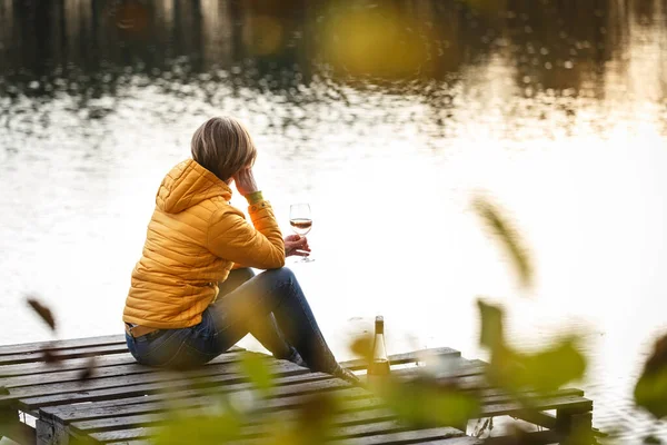 Woman Yellow Jacket Relaxing Wooden Pier Lake Glass Rose Wine — Stockfoto