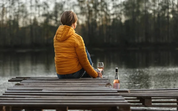 Woman Yellow Jacket Relaxing Wooden Pier Lake Glass Rose Wine — Fotografia de Stock