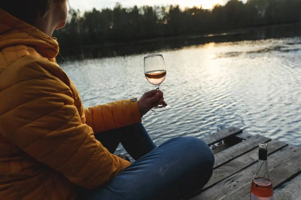 Woman Yellow Jacket Relaxing Wooden Pier Lake Glass Rose Wine — Stock fotografie