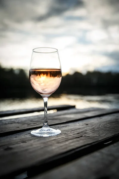 Sunset View Glass Orange Wine Wooden Pier Lake Wine Drinking — Stok fotoğraf