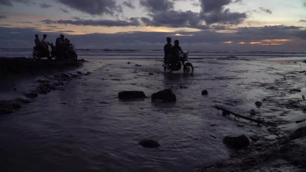 Group Bikers Riding Motor Bikes Ocean Shore Sunset Bali Indonesia — Stok Video