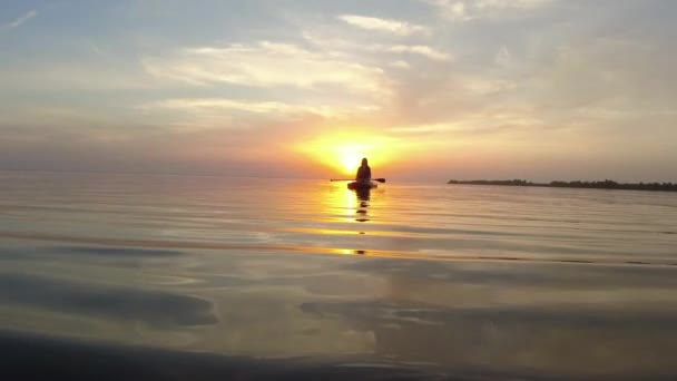 Жіноча Фігура Стоїть Дошці Пливе Місце Літнього Сонця Водні Види — стокове відео