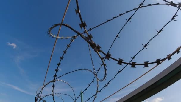 Stacheldraht Verteidigt Verbotenes Territorium Blick Zeitlupe Über Einen Tiefblauen Himmel — Stockvideo