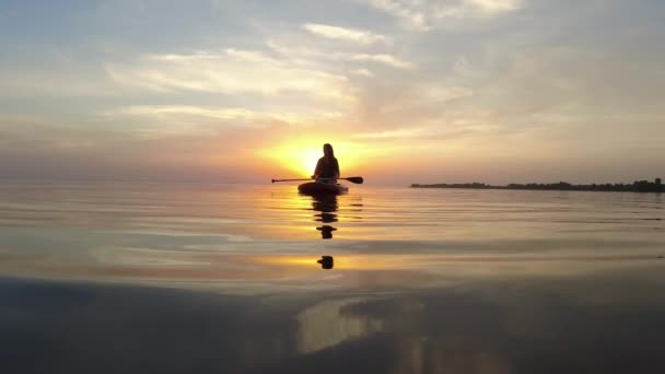 Kobieta Siedzi Tablicy Pamiątkowej Wypływa Zachodzące Letnie Słońce Sporty Wodne — Wideo stockowe