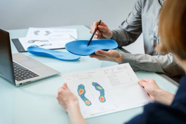 Bir klinikte özel dikey tabanlar üzerine özel yapım özel yapım uyumu olan bir doktora danışıyorum. Ayak dinlendirme ilacı konsepti