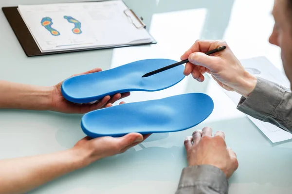 Doctor Consulting Patient Custom Orthotic Insoles Clinic Personalised Custom Fit — Stock Photo, Image