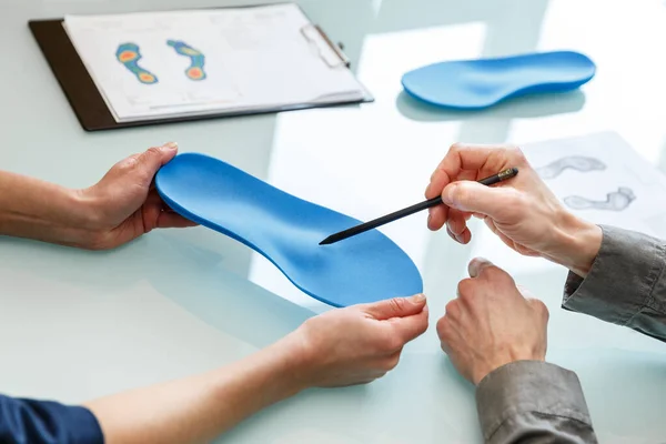 Doctor Consulting Patient Custom Orthotic Insoles Clinic Personalised Custom Fit — Stock Photo, Image