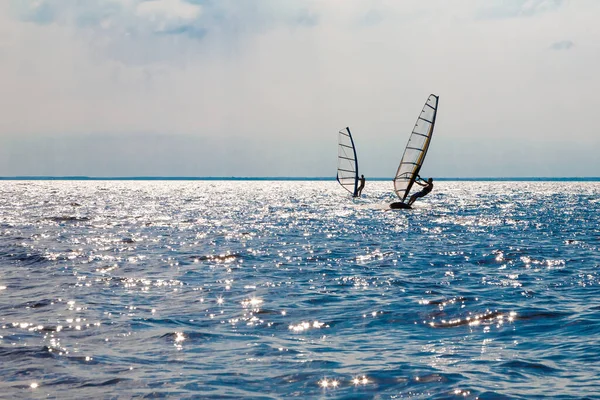 Dos Hombres Horizonte Una Tabla Windsurf Vela Acuática Actividades Náuticas — Foto de Stock