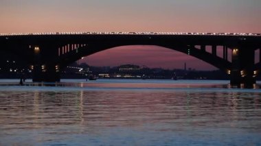 2021 'de Kyiv, Ukrayna' daki Dnipro nehri üzerindeki Metro Köprüsü 'nün günbatımı manzarası. Ukrayna 'da seyahat yerleri