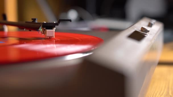 Röd Snurrande Vinylplatta Skivspelare — Stockvideo