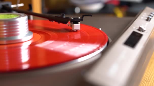 Rot Drehende Vinylplatte Auf Einem Plattenspieler — Stockvideo