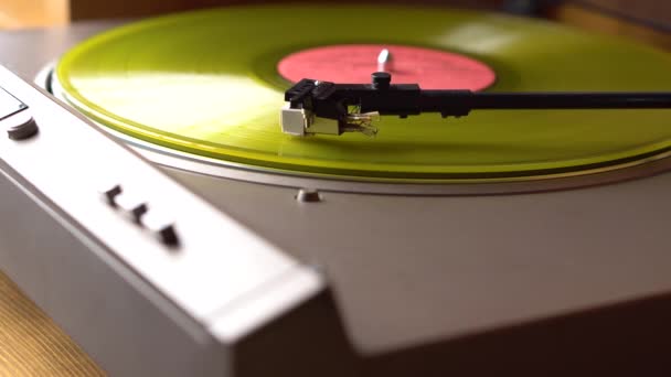 Gele Draaiende Vinyl Plaat Een Draaitafel — Stockvideo