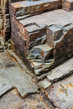 Karpatlar, Ukrayna 'da Prut Nehri' nin kıyılarını oluşturan katmanlı kayalıklı arka plan Shale kayası  