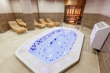 Havuzu olan sıcak bir sauna ve spa kompleksi içinde dinlenme bölgesi. Sağlık yoksunluğu 