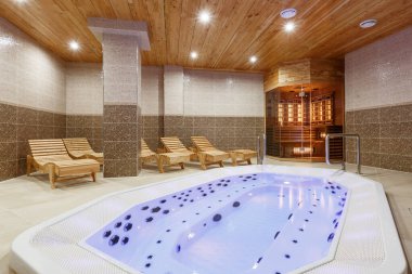 Havuzu olan sıcak bir sauna ve spa kompleksi içinde dinlenme bölgesi. Sağlık yoksunluğu 