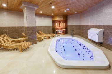 Havuzu olan sıcak bir sauna ve spa kompleksi içinde dinlenme bölgesi. Sağlık yoksunluğu 