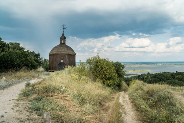 ヴィタコフ ヴィタコフ ウクライナのドニエプル川の壮大な景色を望む丘の上に小さな木造教会の風景 ウクライナのキエフを1日旅行します — ストック写真