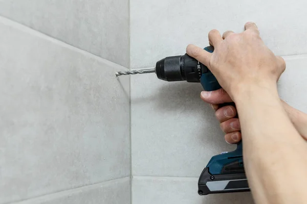 Rapairman Perforando Baldosas Cerámicas Una Pared Casa Rapair Concepto —  Fotos de Stock