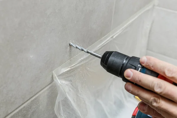 Rapairman Perforando Baldosas Cerámicas Una Pared Casa Rapair Concepto —  Fotos de Stock