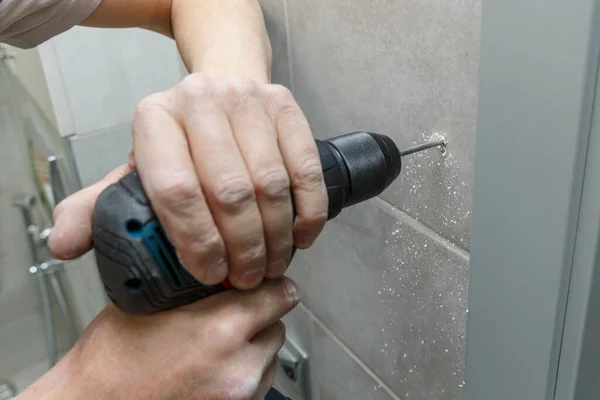 Rapairman Perforando Baldosas Cerámicas Una Pared Casa Rapair Concepto —  Fotos de Stock