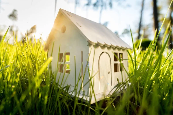 Modell Eines Weißen Holzhauses Auf Einer Grünen Rasenfläche Ökohaus Entwicklungskonzept — Stockfoto