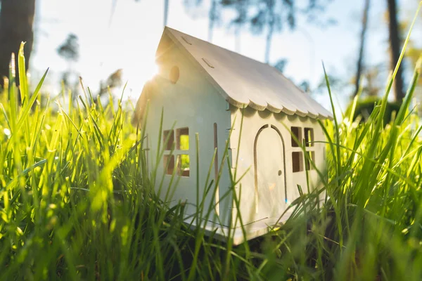 緑の芝生の上の白い木造住宅のモデル エコハウス開発コンセプト — ストック写真