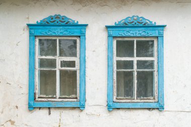 Ukrayna 'nın Chernihiv bölgesindeki Oleshnia köyündeki eski ahşap evlerde oyulmuş ahşap pencereler. Ukrayna kültür mirası 