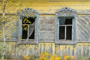 Ukrayna 'nın Chernihiv bölgesindeki Oleshnia köyündeki eski ahşap evlerde oyulmuş ahşap pencereler. Ukrayna kültür mirası 