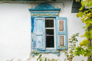 Ukrayna 'nın Chernihiv bölgesindeki Oleshnia köyündeki eski ahşap evlerde oyulmuş ahşap pencereler. Ukrayna kültür mirası 